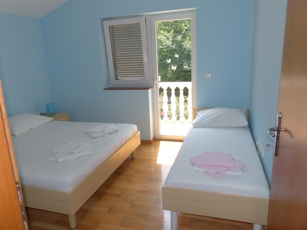 Apartments Viktorija Omišalj Exterior foto